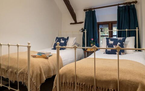 Coulscott Georgian House: Bed, Meubilair, Interieur Ontwerp, Slaapkamer, Bedding, Muur, Laken, Flooring, Hout, Verdieping