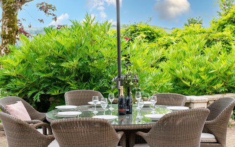 Coulscott Georgian House: Meubilair, Buitenmeubels, Stoel, Tafel, Buitentafel, Keuken En Eettafel, Paraplu, Patio, Schaduw, Tuin