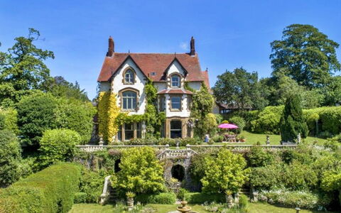 The Lost Manor: Struik, Huis, Tuin, Huis, Architectuur, Land Lot, Landgoed, Groundcover, Herenhuis