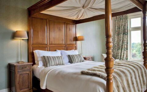 The Lost Manor: Meubilair, Bed, Interieur Ontwerp, Slaapkamer, Bedding, Hout, Laken, Flooring, Verdieping, Plafond