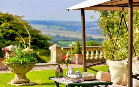 The Lost Manor: Meubilair, Stoel, Buitenmeubels, Tafel, Schaduw, Tuin, Buitentafel, Patio, Gazon, Outdoor Structuur