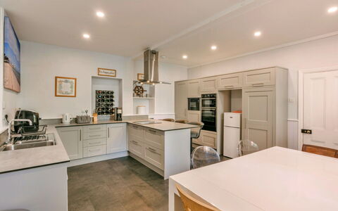 Wallingbrook Lodge: Keuken, Cabinetry, Countertop, Interieur Ontwerp, Toestel Van De Keuken, Meubilair, Flooring, Verdieping, Hout, Major Appliance