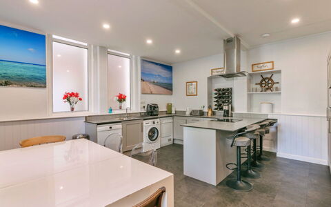 Wallingbrook Lodge: Interieur Ontwerp, Flooring, Countertop, Plafond, Hout, Verdieping, Keuken, Meubilair, Cabinetry, Toestel Van De Keuken