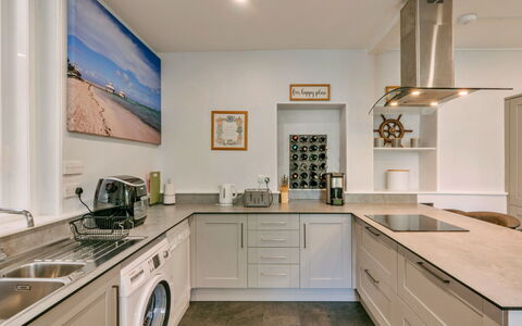 Wallingbrook Lodge: Keuken, Interieur Ontwerp, Toestel Van De Keuken, Countertop, Flooring, Major Appliance, Cabinetry, Verdieping, Plafond, Hout