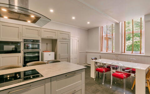 Wallingbrook Lodge: Keuken, Flooring, Interieur Ontwerp, Hout, Plafond, Cabinetry, Verdieping, Countertop, Meubilair, Toestel Van De Keuken