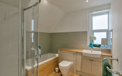 Wallingbrook Lodge: Badkamer, Flooring, Loodgieterswerkinrichting, Interieur Ontwerp, Verdieping, Muur, Wastafel, Hout, Wastafel In De Badkamer, Kraan