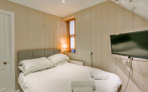 Wallingbrook Lodge: Bed, Interieur Ontwerp, Slaapkamer, Hout, Flooring, Verdieping, Laken, Bedding, Meubilair, Plafond