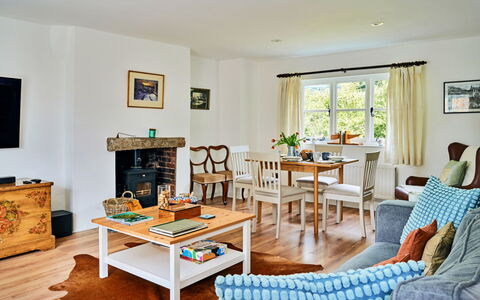 Coachmans Cottage: Meubilair, Interieur Ontwerp, Flooring, Bankstel, Verdieping, Kamer, Tafel, Hout, Plafond, Woonkamer