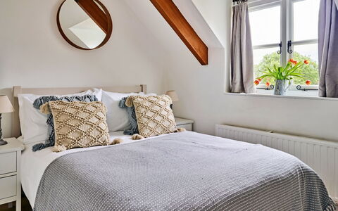 Coachmans Cottage: Bed, Meubilair, Interieur Ontwerp, Slaapkamer, Bedding, Laken, Hout, Linens, Flooring, Kamer