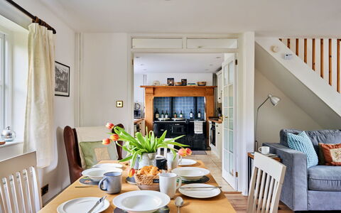 Coachmans Cottage: Meubilair, Interieur Ontwerp, Stoel, Flooring, Muur, Tafel, Hout, Keuken En Eettafel, Plafond, Eetkamer