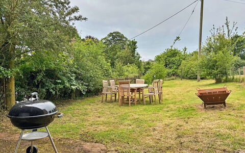 Coachmans Cottage: Boom, Tuin, Land Lot, Landelijk Gebied, Meubilair, Gazon, Backyard, Buitenmeubels, Stoel