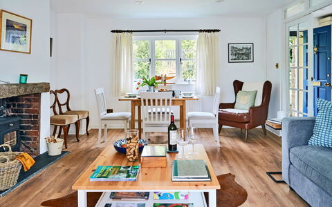 Coachmans Cottage: Meubilair, Interieur Ontwerp, Flooring, Bankstel, Tafel, Kamer, Hout, Stoel, Verdieping, Woonkamer