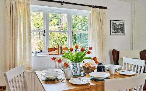 Coachmans Cottage: Meubilair, Interieur Ontwerp, Eetkamer, Tafel, Tableware, Hout, Stoel, Keuken En Eettafel, Textiel, Verlichting