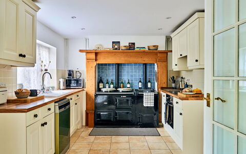 Coachmans Cottage: Keuken, Toestel Van De Keuken, Cabinetry, Meubilair, Countertop, Interieur Ontwerp, Major Appliance, Hout, Flooring, Fornuis