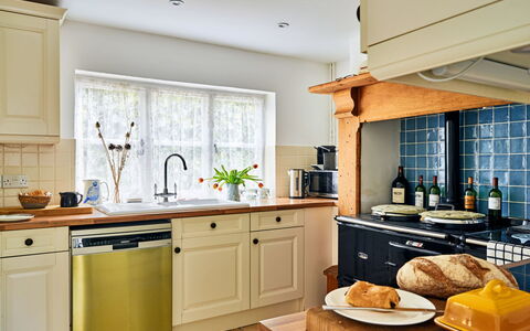 Coachmans Cottage: Keuken, Toestel Van De Keuken, Countertop, Cabinetry, Interieur Ontwerp, Meubilair, Major Appliance, Flooring, Lade, Verlichting