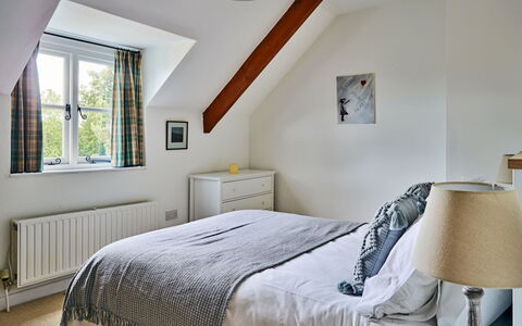Coachmans Cottage: Bed, Meubilair, Interieur Ontwerp, Slaapkamer, Bedding, Laken, Hout, Plafond, Huis, Flooring