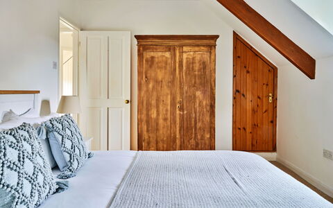 Coachmans Cottage: Slaapkamer, Hout, Bed, Interieur Ontwerp, Meubilair, Flooring, Verdieping, Bedding, Plafond, Laken