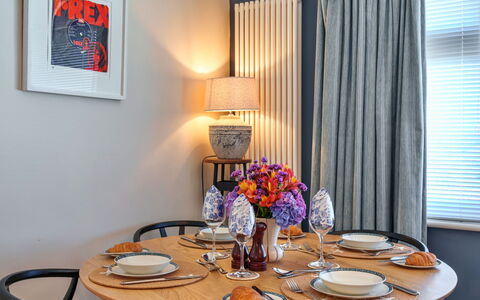 Paw'S Rest: Meubilair, Interieur Ontwerp, Tafel, Eetkamer, Textiel, Verlichting, Stoel, Keuken En Eettafel, Raambekleding, Lichte Inrichting