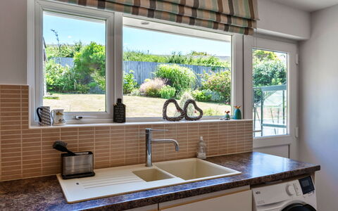 Paw'S Rest: Keuken, Countertop, Interieur Ontwerp, Loodgieterswerkinrichting, Toestel Van De Keuken, Flooring, Huis, Kraan, Cabinetry, Verlichting