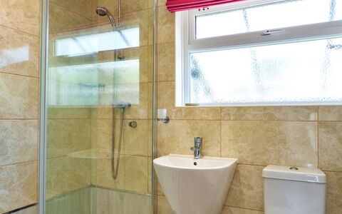 Paw'S Rest: Badkamer, Flooring, Loodgieterswerkinrichting, Interieur Ontwerp, Verdieping, Muur, Toilet, Loodgieter, Tegel, Douche