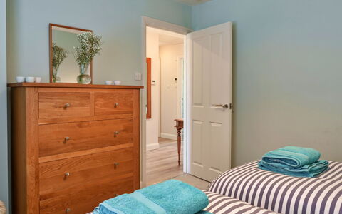 Paw'S Rest: Meubilair, Blauw, Interieur Ontwerp, Slaapkamer, Bed, Hout, Flooring, Verdieping, Lade, Kamer