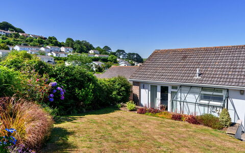Paw'S Rest: Huis, Dak, Struik, Verblijf, Huis, Woongebied, Tuin, Groundcover, Landgoed