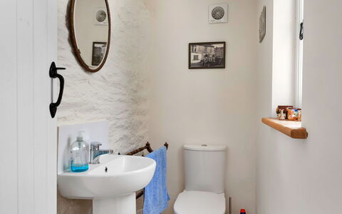Filspholly: Badkamer, Wc Bril, Loodgieterswerkinrichting, Muur, Toilet, Wastafel In De Badkamer, Wastafel, Interieur Ontwerp, Kraan, Loodgieter