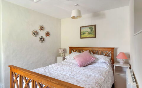 Filspholly: Bed, Meubilair, Bedding, Interieur Ontwerp, Slaapkamer, Laken, Muur, Verdieping, Hout, Kamer
