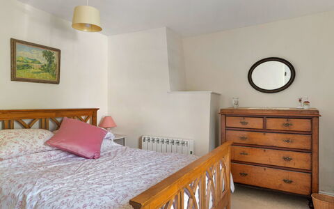 Filspholly: Meubilair, Bed, Interieur Ontwerp, Bedding, Slaapkamer, Muur, Laken, Verdieping, Flooring, Kamer