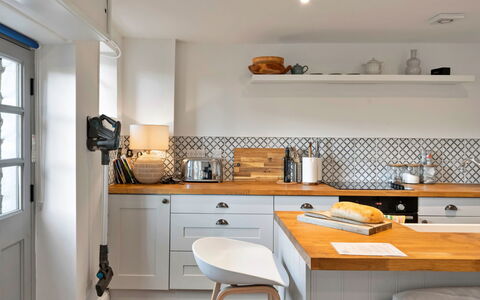 Horseshoe Cottage: Keuken, Countertop, Toestel Van De Keuken, Meubilair, Cabinetry, Interieur Ontwerp, Major Appliance, Flooring, Huishoudapparatuur, Fornuis