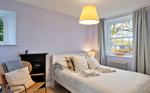 Horseshoe Cottage: Interieur Ontwerp, Bed, Slaapkamer, Meubilair, Flooring, Verdieping, Bedding, Plafond, Hout, Laken
