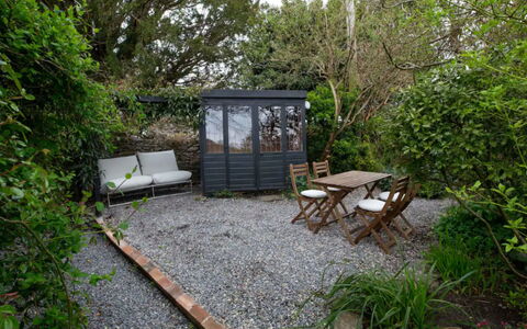 Horseshoe Cottage: Struik, Tuin, Plantengemeenschap, Meubilair, Buitenmeubels, Backyard, Bloempot, Garden Gebouwen, Buitentafel