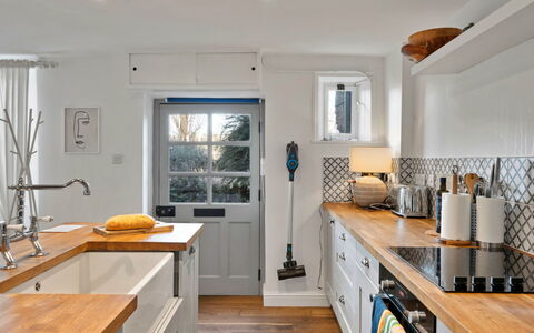 Horseshoe Cottage: Countertop, Keuken, Meubilair, Cabinetry, Interieur Ontwerp, Toestel Van De Keuken, Flooring, Major Appliance, Hout, Gootsteen
