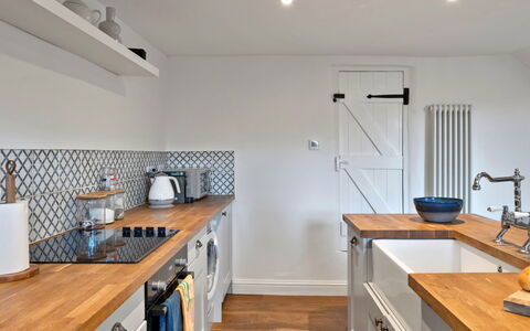 Horseshoe Cottage: Keuken, Countertop, Toestel Van De Keuken, Meubilair, Flooring, Interieur Ontwerp, Cabinetry, Hout, Major Appliance, Verdieping
