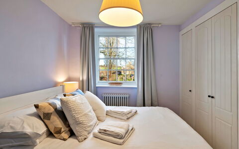Horseshoe Cottage: Interieur Ontwerp, Bed, Slaapkamer, Meubilair, Flooring, Hout, Plafond, Verdieping, Laken, Bedding