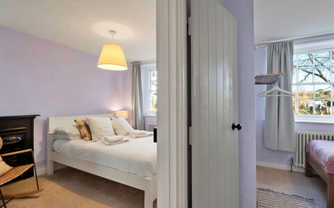 Horseshoe Cottage: Interieur Ontwerp, Muur, Slaapkamer, Flooring, Verdieping, Bed, Meubilair, Hout, Plafond, Textiel
