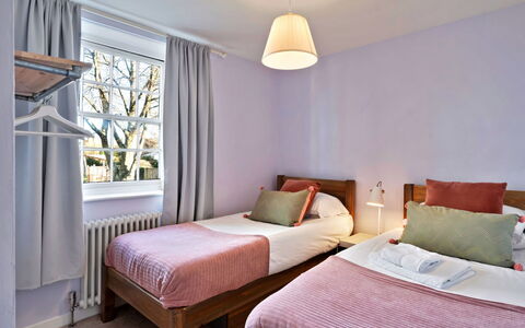 Horseshoe Cottage: Meubilair, Bed, Interieur Ontwerp, Slaapkamer, Muur, Flooring, Verdieping, Laken, Hout, Plafond