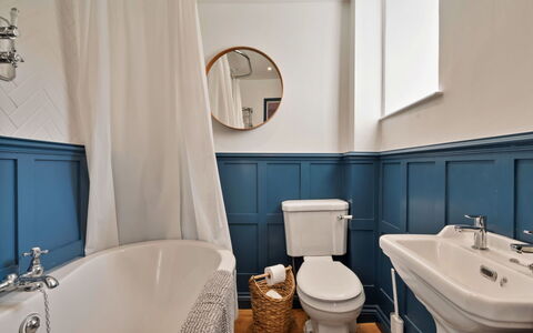 Horseshoe Cottage: Badkamer, Interieur Ontwerp, Loodgieterswerkinrichting, Flooring, Verdieping, Loodgieter, Kraan, Tegel, Bad, Lichte Inrichting