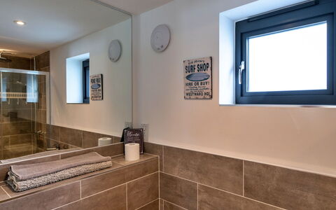 Greenway: Flooring, Muur, Verdieping, Loodgieterswerkinrichting, Interieur Ontwerp, Plafond, Badkamer, Loodgieter, Tegel, Kamer