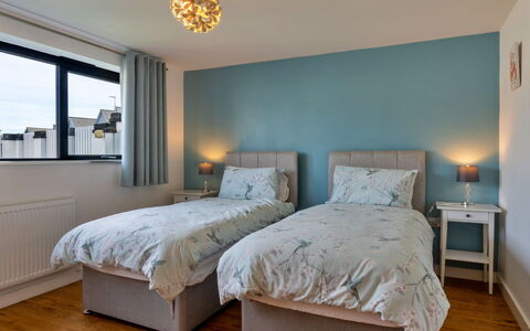 Greenway: Bed, Meubilair, Bedding, Slaapkamer, Laken, Interieur Ontwerp, Hout, Linens, Verdieping, Flooring