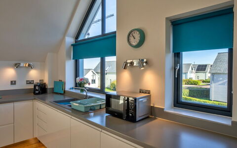Greenway: Interieur Ontwerp, Huis, Keuken, Plafond, Countertop, Glas, Kamerplant, Lichte Inrichting, Toestel Van De Keuken