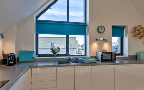 Greenway: Interieur Ontwerp, Keuken, Plafond, Flooring, Countertop, Verlichting, Huis, Meubilair, Lichte Inrichting, Kamer