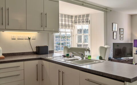 Westward Ho 604: Keuken, Countertop, Interieur Ontwerp, Toestel Van De Keuken, Meubilair, Major Appliance, Cabinetry, Flooring, Plafond, Huishoudapparatuur