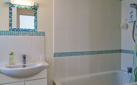 Westward Ho 604: Badkamer, Blauw, Loodgieterswerkinrichting, Interieur Ontwerp, Muur, Flooring, Verdieping, Wastafel, Kraan, Loodgieter