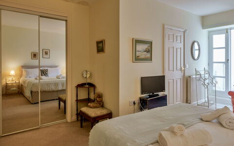 Westward Ho 604: Meubilair, Bed, Interieur Ontwerp, Slaapkamer, Verdieping, Muur, Flooring, Laken, Bedding, Kamer