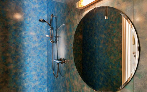 Westward Ho 604: Blauw, Loodgieterswerkinrichting, Loodgieter, Badkamer, Spiegel, Lichte Inrichting, Kraan, Tegel, Wastafel, Wastafel In De Badkamer
