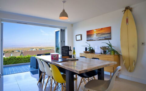 Thorndale: Meubilair, Tafel, Interieur Ontwerp, Keuken En Eettafel, Stoel, Plafond, Eetkamer, Hardwood, Koffietafel, Woonkamer
