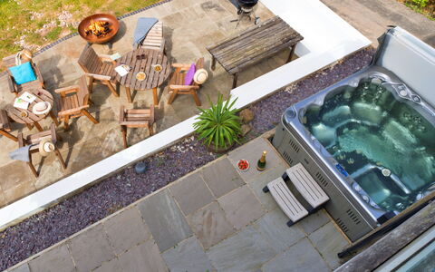 Thorndale: Bloempot, Tuin, Buitenmeubels, Backyard, Binnenplaats, Kamerplant, Waterpartij, Werf, Landscaping