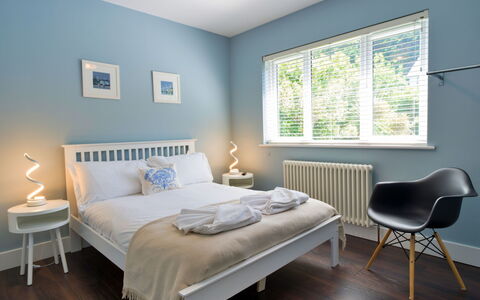 Thorndale: Bed, Slaapkamer, Interieur Ontwerp, Meubilair, Bedding, Laken, Flooring, Verdieping, Hout, Plafond