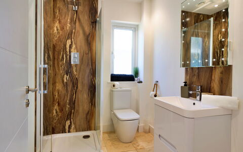 Thorndale: Muur, Loodgieterswerkinrichting, Flooring, Interieur Ontwerp, Badkamer, Verdieping, Loodgieter, Bad, Spiegel, Kraan